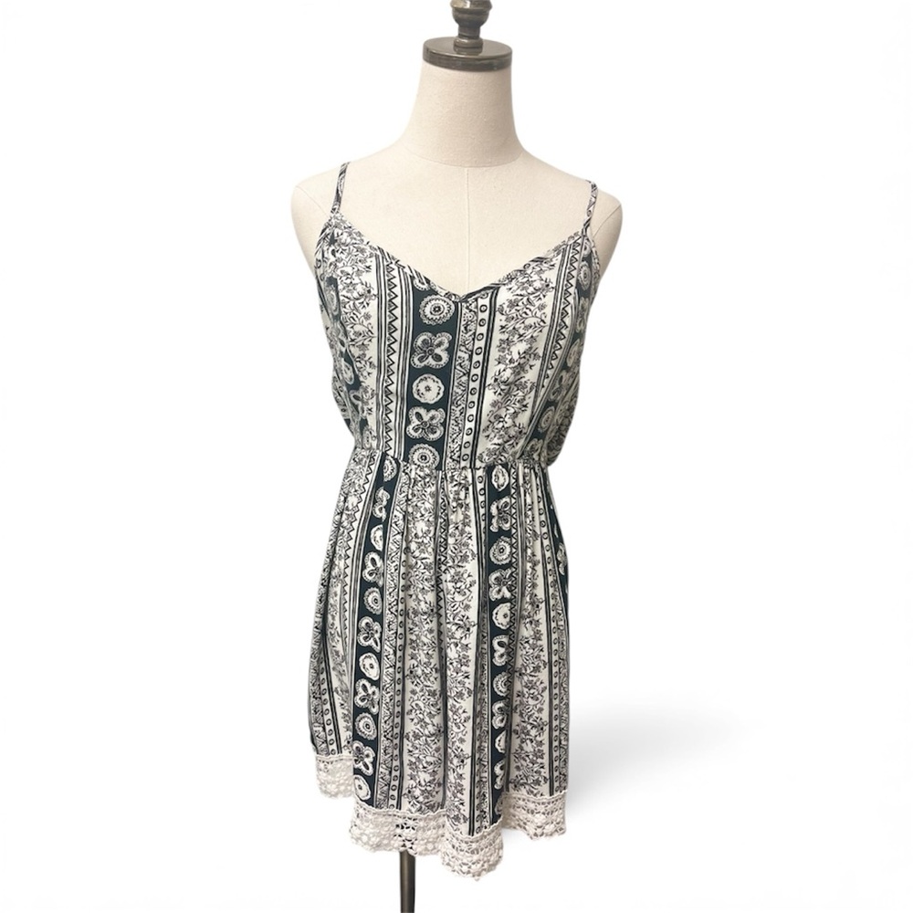 Abercrombie & Fitch Black and White Patterned Garment